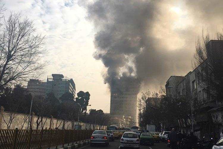ساختمان پلاسکو آتش گرفت و به طور کامل فرو ریخت