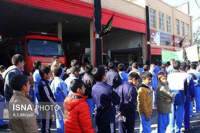 ادای احترام دانش‌آموزان شاهدیه به شهدای آتش‌نشان پلاسکو
