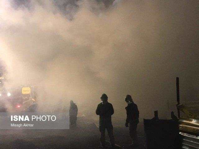 افزایش دود با وزش باد در پلاسکو/خروج چهارمین پیکر غیر آتش‌نشان از زیرآوار
