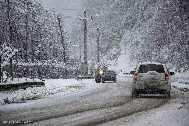 848 نفر در حادثه کولاک محورهای کوهستانی مازندران اسکان یافتند