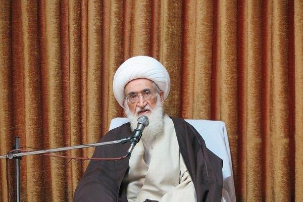 همه کسانی که دلسوز انقلاب هستند باید بر محور یک نفر متحد شوند