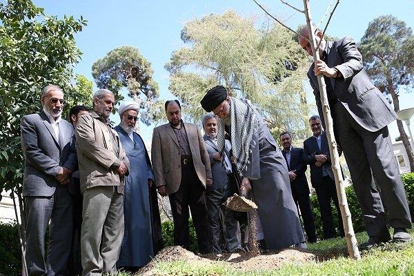 رهبر معظم انقلاب دو اصله نهال میوه کاشتند