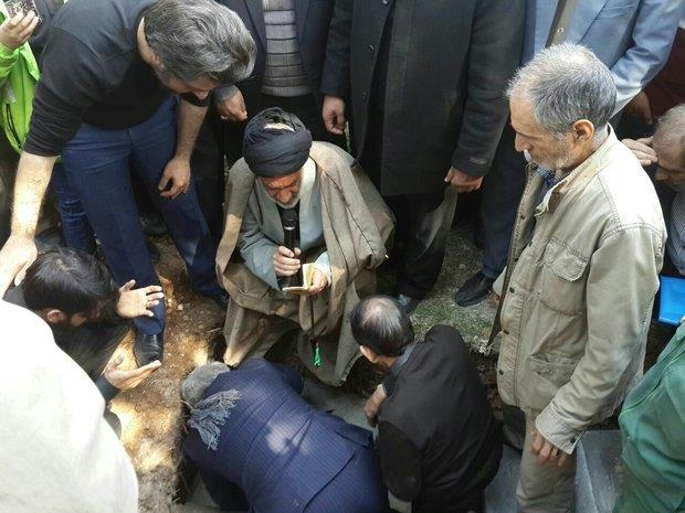 پیکر «احمد عزیزی» در مقبرةالشعرای کرمانشاه به خاک سپرده شد