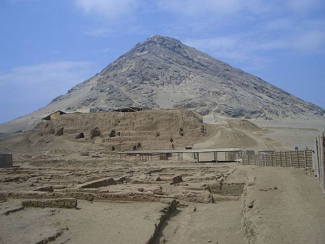 640px-Cerro_Blanco_and_Huaca_de_la_Luna-w700