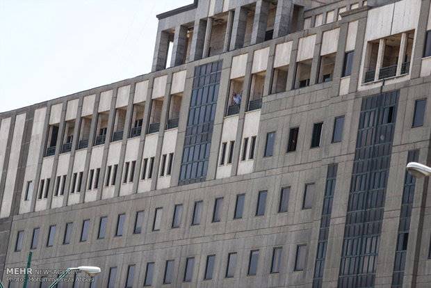 همسر 2 نماینده زن مجلس در دفتر نمایندگان محبوس هستند