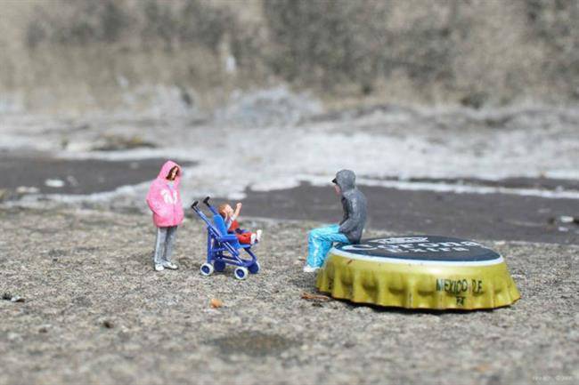 Slinkachu-Family-Day-Out-Bethnal-Green-London-2008-photo-credits-of-the-artist-w700