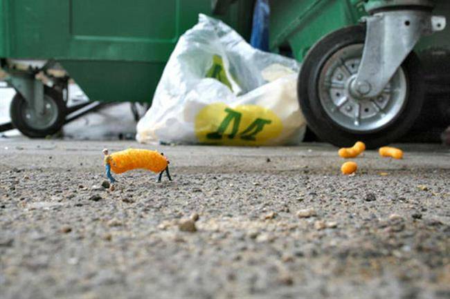 Slinkachu-Scavengers-w700