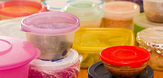 6 ماده غذایی که نباید در ظروف پلاستیکی نگهداری شوند