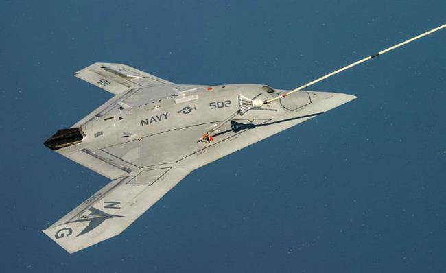 X-47B_receiving_fuel_from_a_707_tanker_while_operating_in_the_Atlantic_Test_Ranges-w700