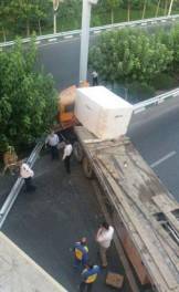 جابه جایی سنگ 20 تنی بزرگراه نیایش / مسیر بازگشایی شد