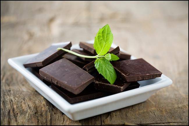 Dark-chocolate-blocks-with-a-fresh-mint-leaf.jpg