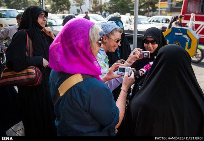 وزارت خارجه قوانین و احکام اسلامی را به توریستهای خارجی آموزش میدهد وزارت خارجه قوانین و احکام اسلامی را به توریستهای خارجی آموزش میدهد