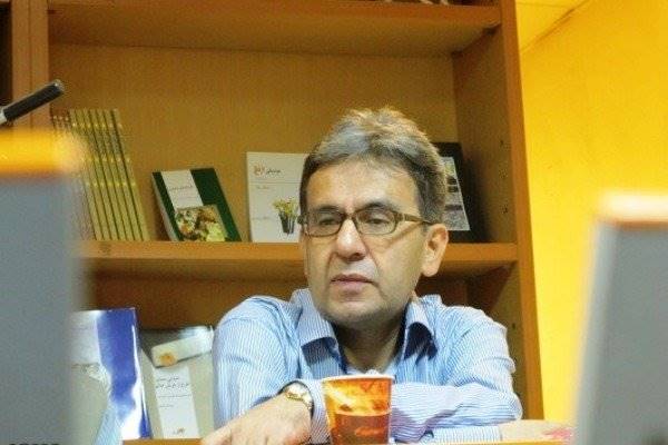 رمان ژانر بین ادبیات عامه پسند و نخبه‌گرا آشتی برقرار می کند