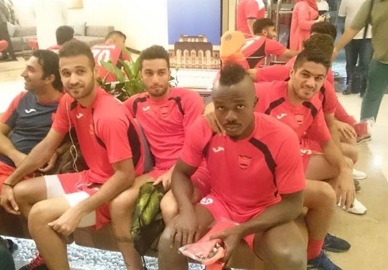 بازیکنان پرسپولیس حاضر به مصاحبه نشدند/ عکس یادگاری هواداران با سرخپوشان + عکس