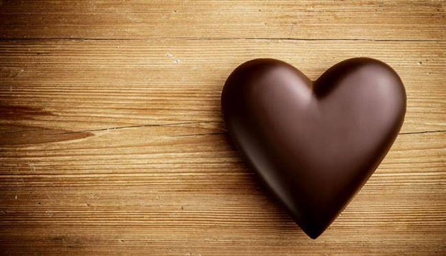  مصرف مداوم شکلات تلخ می‌تواند ریسک ابتلا به بیماری‌های قلبی و سکته مغزی را کم کند.