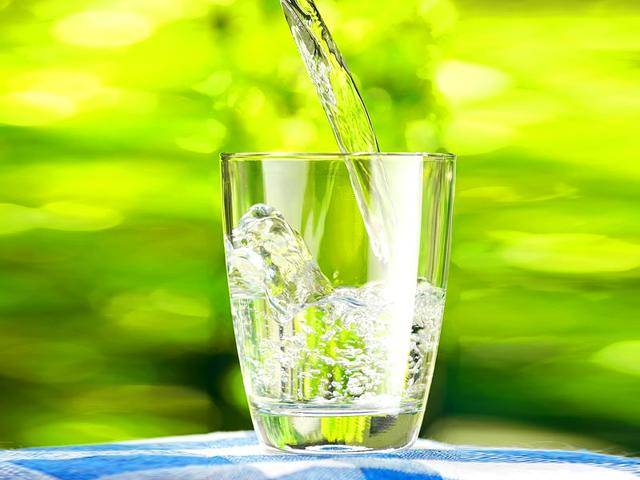 4 فایده نوشیدن آب گرم به جای آب سرد