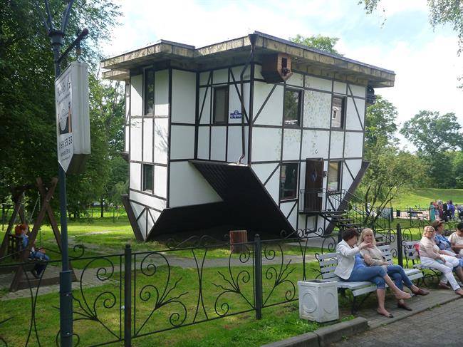 خانه ی واژگون Upside Down House