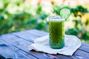 15 دلیل برای مصرف آب سبزی‌های سبز رنگ