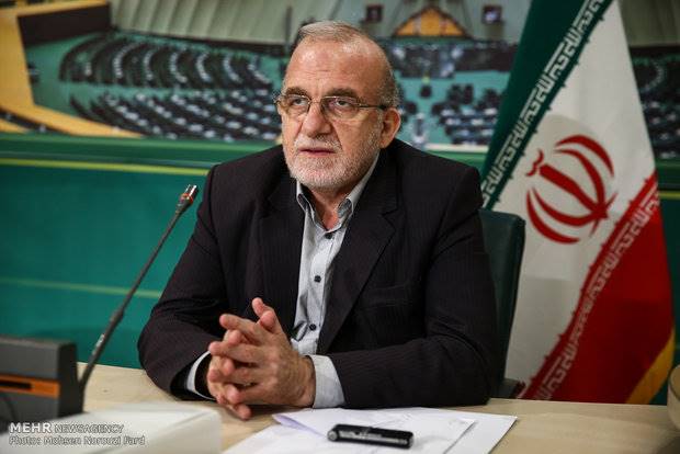دولت به شعارهایش برای حل مشکلات اقتصادی عمل کند