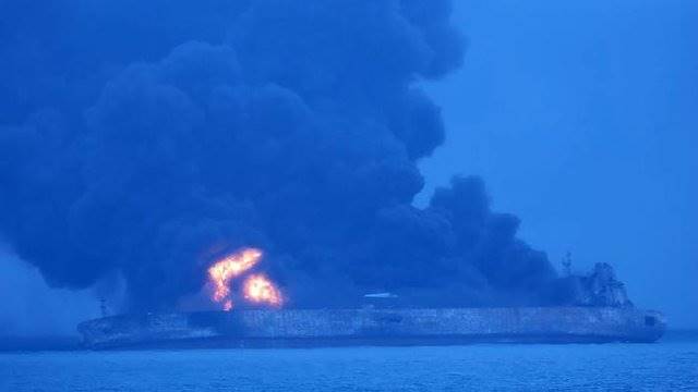 نفت‌کش ایرانی همچنان در آتش می‌سوزد