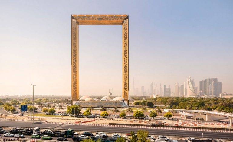 جاذبه گردشگری جدید دوبی؛ یک قاب عکس غول‌پیکر طلایی و درخشنده