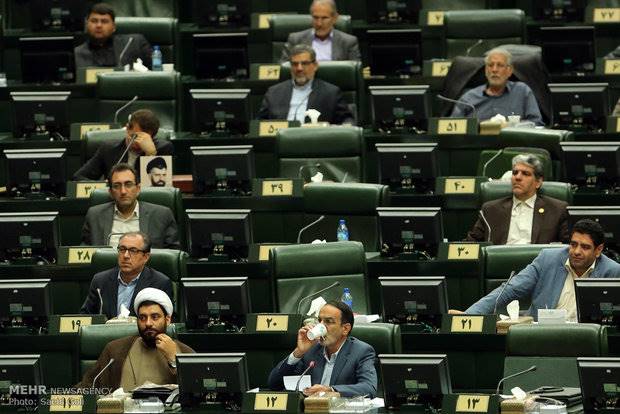 مجوز دولت برای برداشت از حساب ذخیره ارزی با کاهش درآمدهای نفتی
