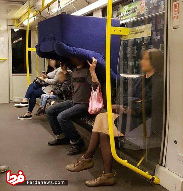 روش عجیب حمل مبل در مترو برلین+عکس