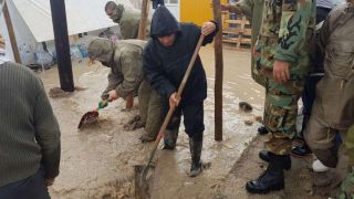 تخلیه آب از چادرها و کانکس‌های زلزله زدگان توسط نیروهای ارتش