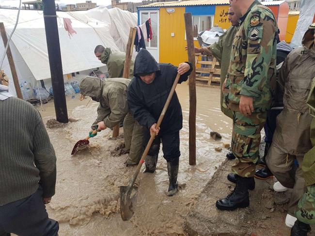 تخلیه آب از چادرها و کانکس‌های زلزله زدگان توسط نیروهای ارتش/ استقرار یک فروند بالگرد در پادگان ابوذر برای مواقع ضروری