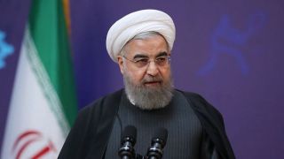 در جلسه شورای اداری استان هرمزگان			روحانی: همه سیاسیون و جناح‌ها باید برای آبادانی ایران کنار هم باشند