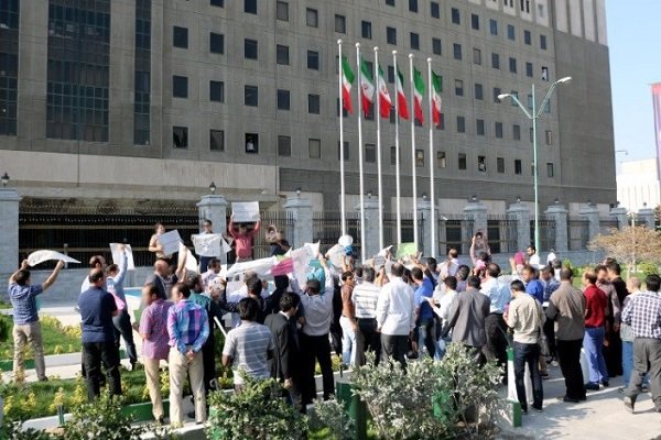 تجمع ناظران محصولات کشاورزی و سپرده‌گذاران یک تعاونی مقابل مجلس