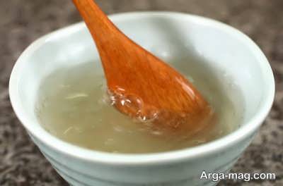 مخلوط کردن ژلاتین با آب جهت تهیه دسر قهوه
