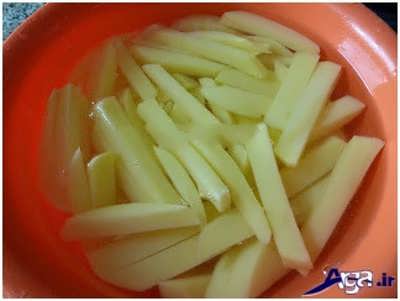 قرار دادن سیب زمینی ها در آب سرد