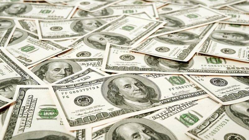 چرا آگهی‌های فروش دلار از اپلیکیشن دیوار حذف شدند؟