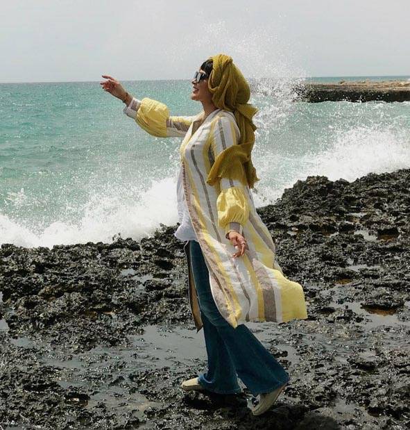 پوشش متفاوت «مریم معصومی» در کنار دریا + عکس
