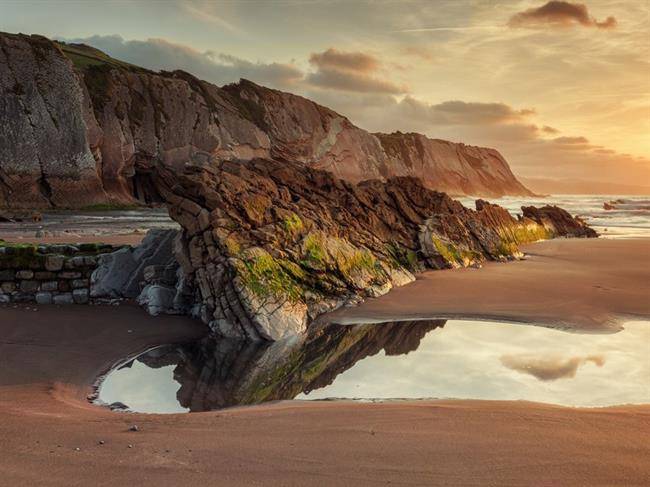 دراگن استون Dragonstone : ساحل ایتزورون Itzurun Beach، زومایا Zumaia در اسپانیا