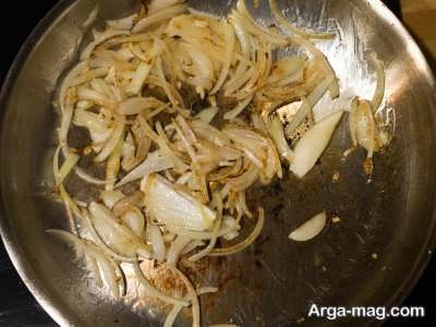 پیاز سرخ کرده جهت تهیه خورش انار