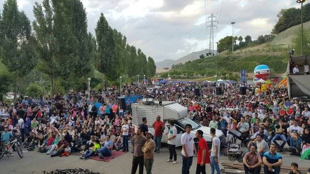 استقبال 4000 نفر از سینما رو باز بوستان نهج البلاغه و اکران مسابقات جام جهانی 2018