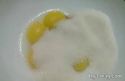 مخلوط زرده تخم مرغ و شکر