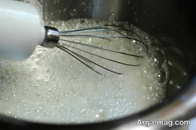 هم زدن سفیده تخم مرغ