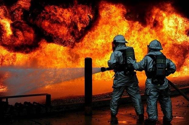 آتش‌سوزی در پتروشیمی آبادان/عملیات اطفا در حال انجام است