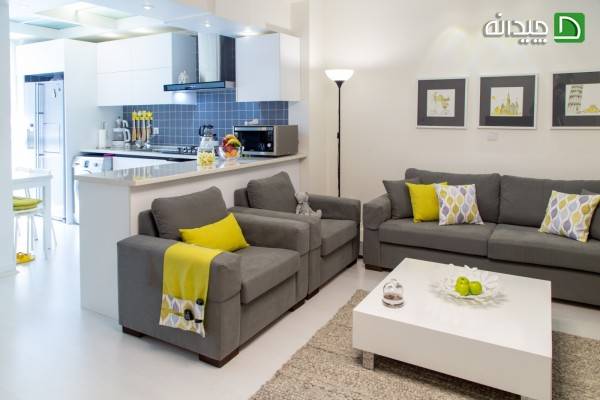 ترکیب رنگ خاکستری و زرد در دکوراسیون خانه سفید