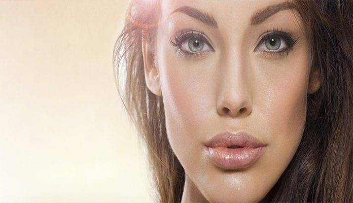 تکنیک برجسته‌کردن لب‌ها با آرایش