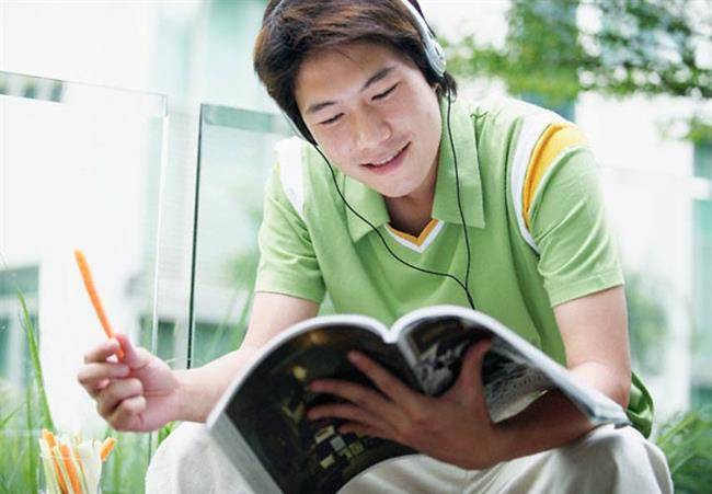 میتوانید هنگام درس خواندن به موسیقی یا نویز سفید گوش دهید - تقویت اراده برای درس خواندن