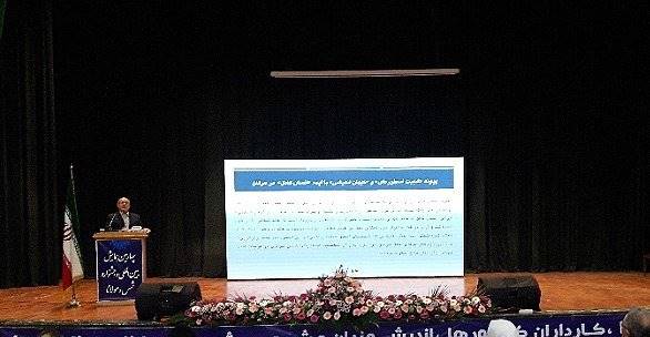 شمس و مولانا سعی می‌کنند با مردم صحبت کنند