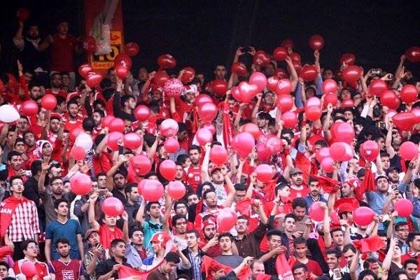 علی کریمی در تبریز تشویق شد/ وزش بادشدیدوحضور35هزار نفری هواداران