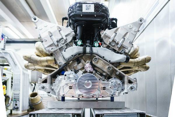 29413c3f-aston-martin-valkyrie-v12-engine-11