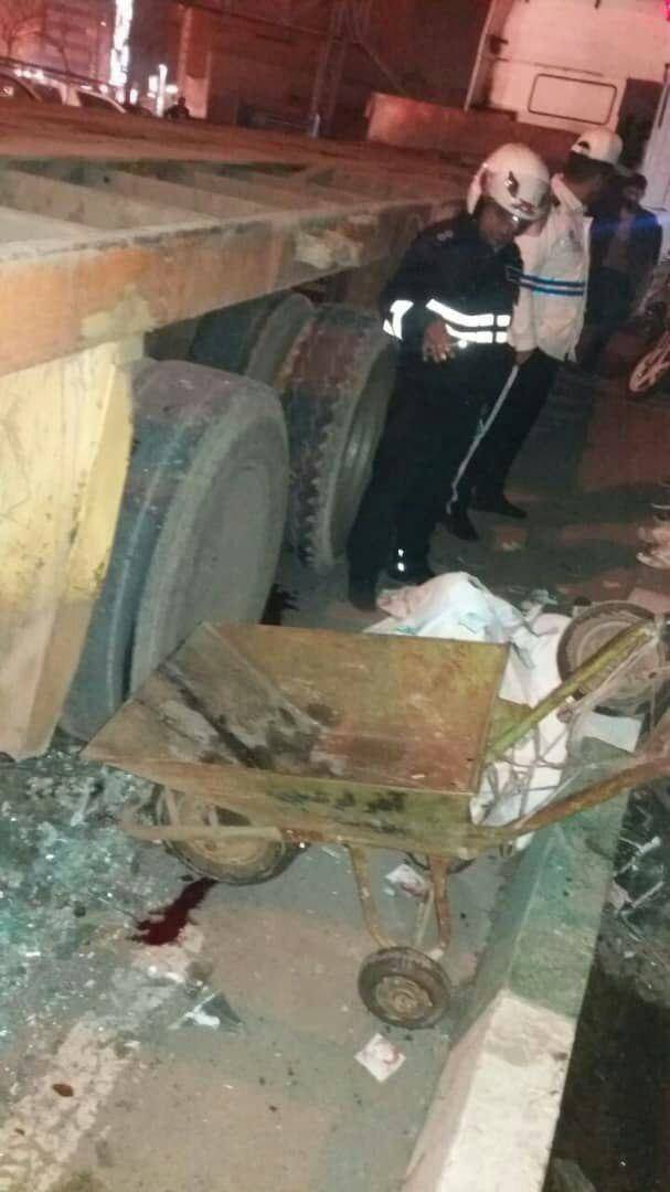 جان باختن عابر پیاده در تصادف با کامیون جان باختن عابر پیاده در تصادف با کامیون +عکس