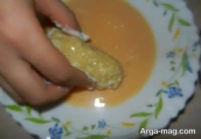 غلطاندن کراکت سیب زمینی در تخم مرغ