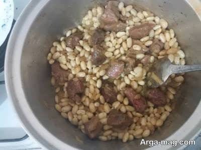 تفت دادن لوبیا و گوشت 